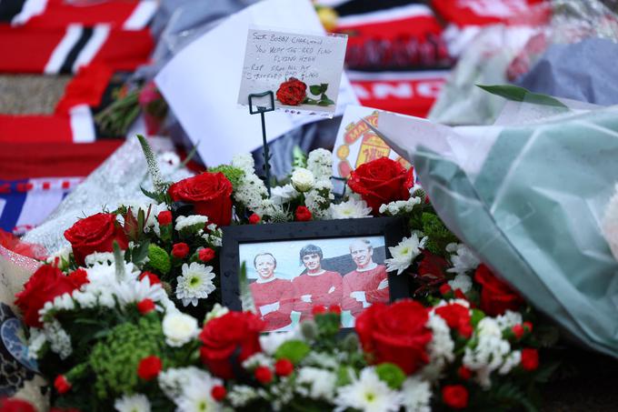 Pred tekmo Manchester United - Köbenhavn je bilo pred Old Traffordom vse v znamenju spomina na Bobbyja Charltona, ki je umrl v soboto. | Foto: Reuters