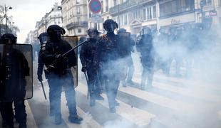 V Franciji poškodovanih več kot 60 protestnikov in 400 policistov