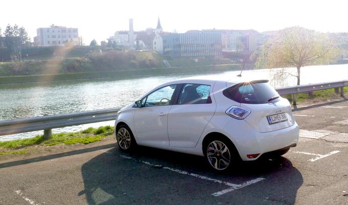Renault zoe na Lentu v Mariboru. Na dobrih 300 kilometrov dolgi poti je porabil 41 kilovatnih ur električne energije. | Foto: 