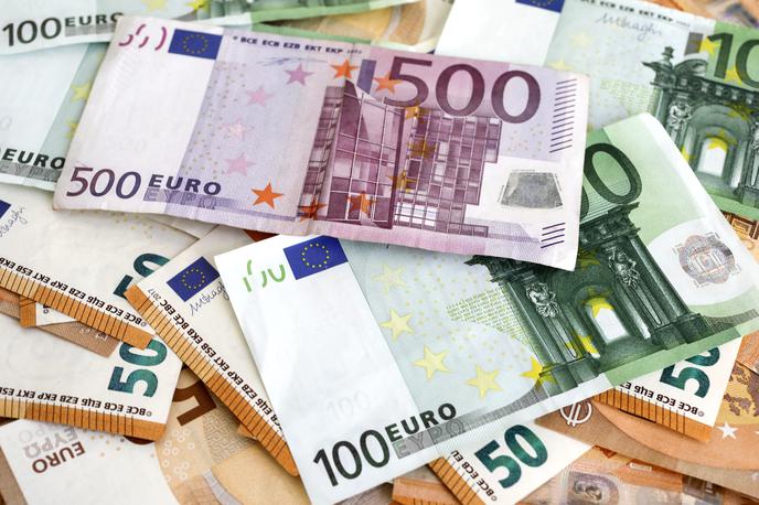bankovci, evri | Po teh podatkih je bilo letos do konca aprila iz proračuna za različne interventne ukrepe izplačanih skupaj 191 milijonov evrov. | Foto Guliverimage