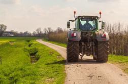V prometni nesreči umrla voznica traktorja