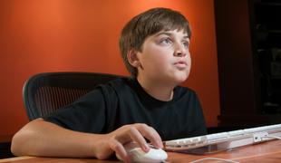 Kaj lahko nakazuje, da ima otrok težave pri svoji rabi interneta?