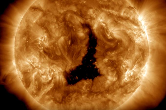Astronomi še vedno niso povsem prepričani, kaj povzroča nastanek koronarnih lukenj, ki jih je v 70. letih prejšnjega stoletja prva zaznala Nasina nekdanja raziskovalna vesoljska postaja Skylab. V splošnem prevladuje razlaga, da se pojavljajo predvsem med Sončnimi cikli oziroma cikli Sončevega magnetnega polja, ki se zgodijo približno vsakih 11 let. Trenutni cikel se je začel leta 2019 in se bo predvidoma končal leta 2030. | Foto: NASA