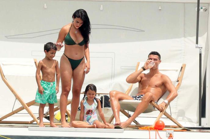 Cristiano Ronaldo | Cristiano Ronaldo si je z družino in prijatelji privoščil dopust v Sredozemlju, v eni izmed zadnjih objav na družbenem omrežju pa je pokazal tudi svoje nalakirane nohte na nogah. | Foto Profimedia