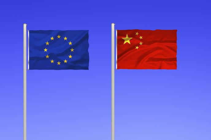 Kitajska in EU zastava | Preiskava EU proti Kitajski je prva, ki bo odprta v okviru povsem novega trgovinskega orodja EU, instrumenta za mednarodna naročila (IPI), in bo proučila, kako se javna naročila dodeljujejo na kitajskem trgu medicinskih pripomočkov – predvsem, ali so odprta za evropske izvoznike. | Foto Guliverimage