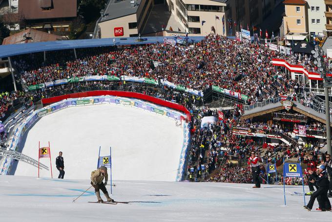 Švicar Dider Cuche se je poslovil na finalu svetovnega pokala alpskih smučarjev v Schladmingu. Po strmini se je zapeljal v opravi smučarskih pionirjev. | Foto: Getty Images