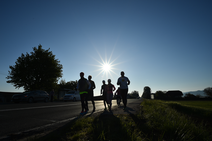Lažje je teči v družbi, tako hitreje minevajo kilometri, čas, pozabiš na kakšno bolečino, tegobo in tako naprej, pravi ultramaratonec. | Foto: Miran Antončič