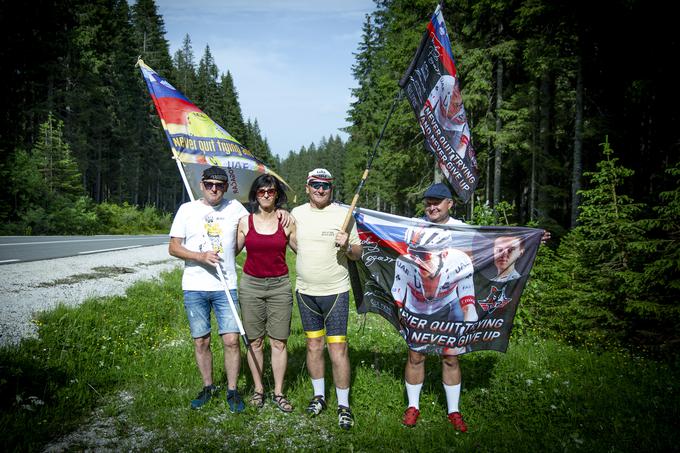 Navijaška podpora ob trasi: glasno sta navijala tudi starša Tadeja Pogačarja in oče Urške Žigart.  | Foto: Ana Kovač