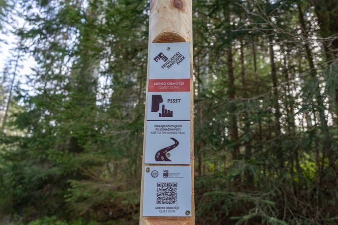 Mirna območja so na gozdnih cestah in planinskih poteh označena s posebnimi tablicami. | Foto: Vesna Stanič
