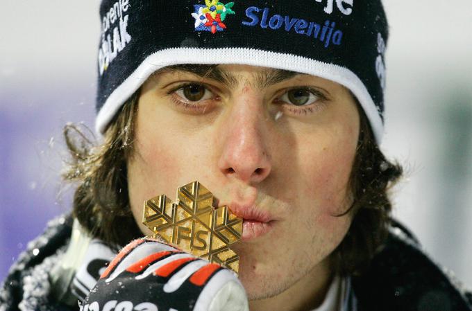 Svetovno prvenstvo v Oberstdorfu leta 2005 je bilo za Roka Benkoviča zmagoslavno v pravem pomenu besede. Pri komaj 18 letih je postal svetovni prvak v smučarskih skokih v posamični konkurenci, dan pozneje pa je z ekipo osvojil še bron.  | Foto: Getty Images