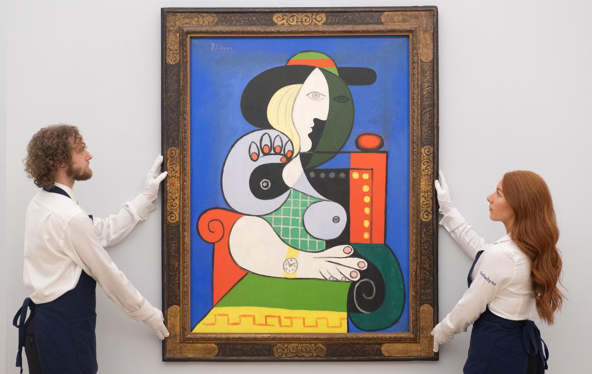 Femme Ã  la montre, Pablo Picasso | Slika živih barv prikazuje Marie-Therese Walter sede v profilu. Na njenem zapestju je ura s preprosto številčnico in svetlorumenim paščkom. | Foto Guliverimage