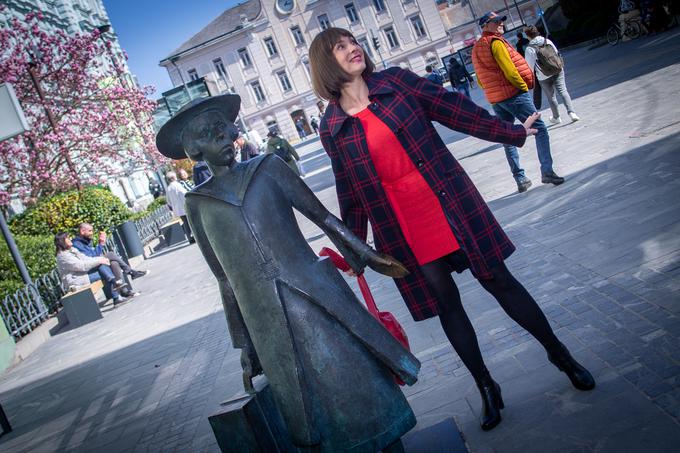 Tina Gorenjak ob kipu izjemne Alme Karlin, ki je po prvi svetovni vojni sama prepotovala svet. | Foto: Gaja Hanuna