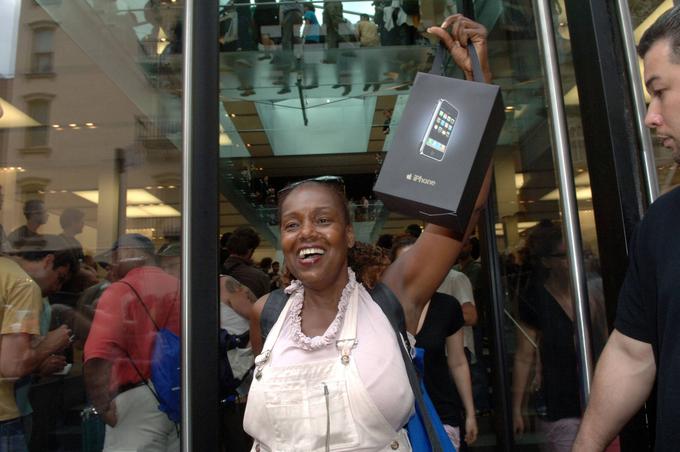 29. junij 2007: začetek prodaje iPhona v ZDA, prizor iz ene od Applovih trgovin v New Yorku.  | Foto: AP / Guliverimage
