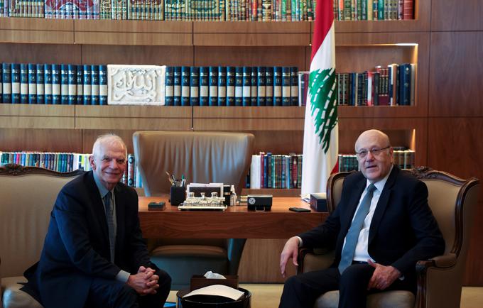 Diplomatska prizadevanja za zmanjšanje napetosti in dolgoročno stabilnost v regiji so bila tudi tema današnjih pogovorov Borrella z libanonskim premierjem Nadžibom Mikatijem. | Foto: Reuters