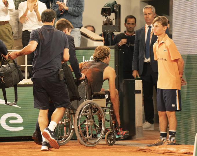 Zvereva so po poškodbi z igrišča odpeljali na invalidskem vozičku, vrnil pa se je z berglama.  | Foto: Reuters
