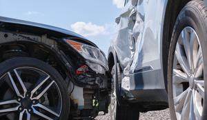SOS na cesti: kako reagirati ob prometni nesreči?
