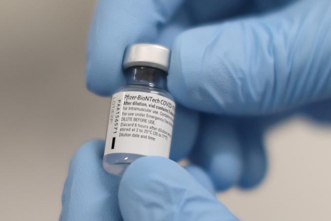 S cepivom BNT162b2, ki je plod sodelovanja med nemškim biotehnološkim podjetjem BioNTech in ameriško farmacevtsko družbo Pfizer, smo pred dobrim tednom dni začeli cepljenje proti bolezni covid-19 tudi v Sloveniji. | Foto: Reuters