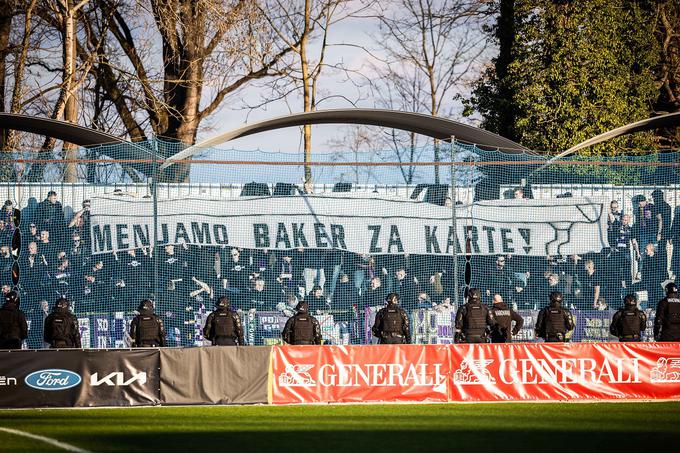 Na sektorju za gostujoče privržence je bilo okrog 300 navijačev Maribora. | Foto: Jure Banfi/alesfevzer.com