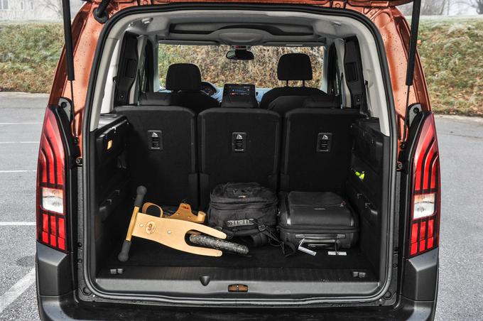Peugeot rifter ima tudi v osnovni kratki različici velik 775-litrski prtljažni prostor. V nasprotju s fordovim je prekrit s trdo polico, vanj pa se lahko posega tudi skozi zadnje steklo.
 | Foto: Gašper Pirman