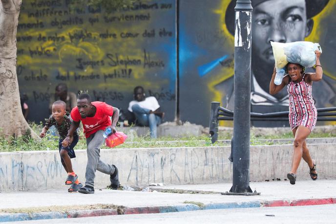 Haiti | Večji del haitijske države je razpadel, vladna poslopja so zasedle tolpe, zapori so odprti, predsednik vlade je v izgnanstvu, finančni minister pa opravlja njegovo vlogo.  | Foto Reuters