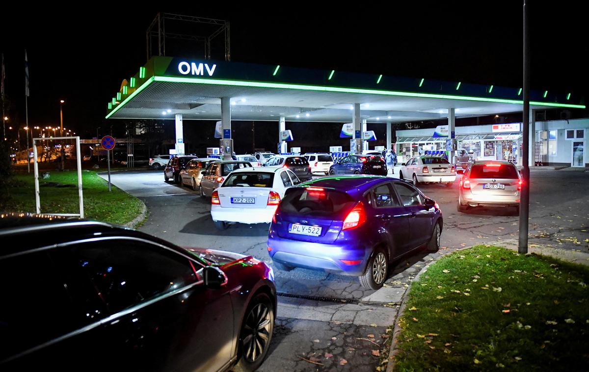 Bencinski servis Mol na Madžarskem | Skupina Mol sicer upravlja tri rafinerije in dva petrokemična obrata z integriranim upravljanjem dobavne verige na Madžarskem, Slovaškem in Hrvaškem ter mrežo več kot 2.500 bencinskih servisov v 10 državah srednje in jugovzhodne Evrope. | Foto Reuters