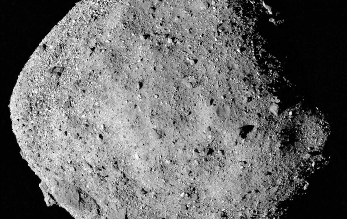 Asteroid Bennu | Približno štiri ure pred predvidenim pristankom bo sonda na razdalji več kot sto tisoč kilometrov od Zemlje izpustila kapsulo z vzorcem, ki ga je z asteroida Bennu s sunkom stisnjenega dušika pobrala leta 2020. | Foto Reuters