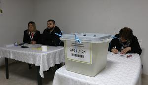 Kosovski Srbi bojkotirali referendum: župani ostajajo na svojih položajih