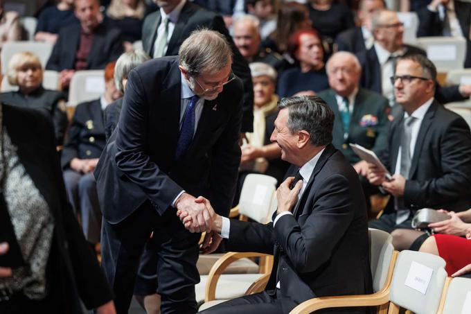 Predsednik prve slovenske vlade Lojze Peterle in nekdanji predsednik države Borut Pahor sta se razveselila drug drugega. | Foto: Matic Prevc/STA