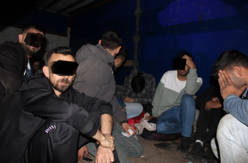 Pijan Albanec brez vozniške tihotapil 27 ljudi iz Turčije, med njimi 9 otrok #foto