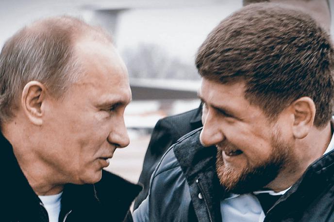 Vladimir Putin in Ramzan Kadirov | Čečenske vojaške skupine, ki od Rusov kupujejo ujete Ukrajince, so pod poveljstvom čečenskega voditelja Ramzana Kadirova, ki ima vzdevek Putinov napadalni pes. | Foto Guliverimage