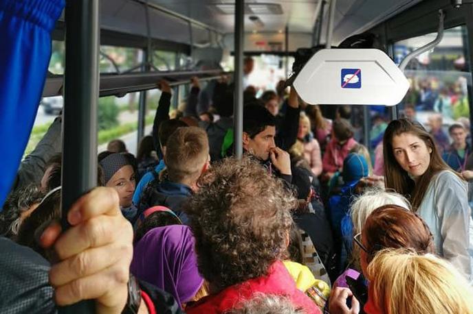 gneča istrski maraton | Tekači, ki so se na 6. Istrskem maratonu udeležili teka na 21 kilometrov, so včeraj predolgo čakali na avtobusni prevoz do Kopra, kjer so parkirali avtomobile. Organizator za zamudo avtobusov krivi stanje na cestah in se opravičuje za nastalo situacijo.   | Foto Facebook