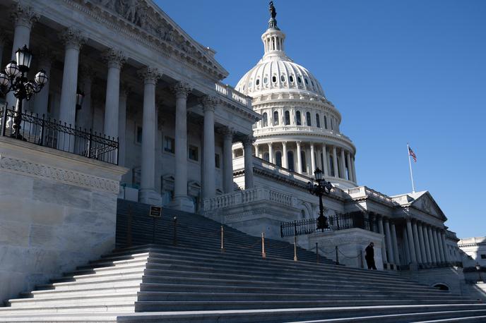 Kapitol, ZDA | Če bo senat pomoč tujini naposled potrdil, bo moral predlog zakona sprejeti še predstavniški dom. Tam imajo tesno večino republikanci. Nekateri desničarski republikanci so že napovedali, da bodo glasovali proti nadaljnji ameriški pomoči Ukrajini. | Foto Reuters