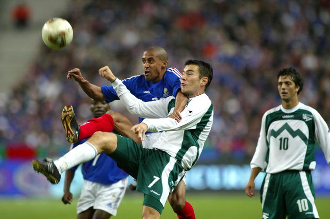 V dvoboju s Francozom Stevom Marletom na kvalifikacijski tekmi s Francijo leta 2002, ko je Slovenija doživela najhujši poraz in na Stade de Francu izgubila z 0:5. | Foto: Guliverimage/Vladimir Fedorenko