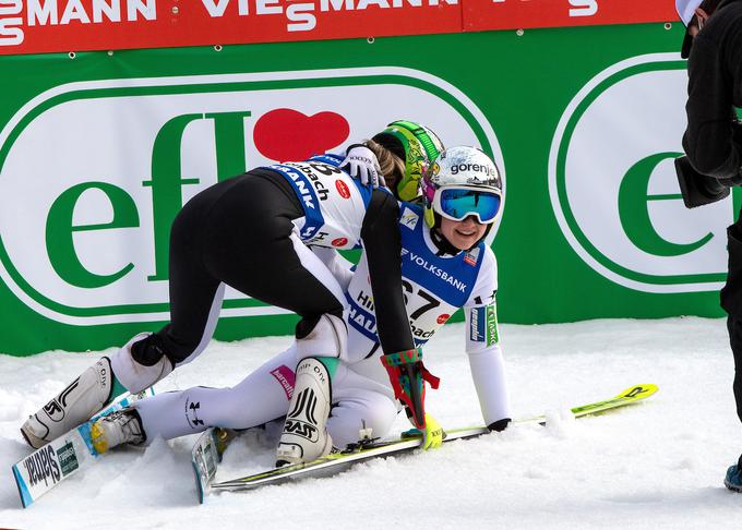 Nika Križnar in Ema Klinec sta najbolj vroči slovenski skakalki v tem trenutku. | Foto: Sportida