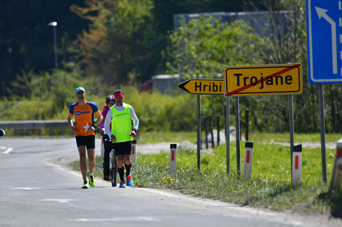 Borut Ložar je z Jakopom tekel 105 kilometrov do Logatca, kar je tudi njegov osebni dolžinski rekord. | Foto: Miran Antončič