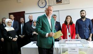 Erdogana vznemiril incident, v katerem sta na volišču umrli dve osebi