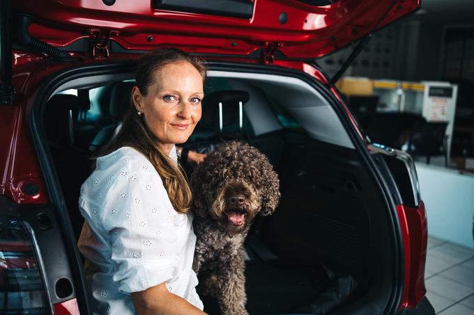 Špela Ramovš: "Naša odgovornost je, da kot lastniki psov enako kot za vse potnike v vozilu poskrbimo tudi za štirinožne prijatelje." | Foto: Jan Lukanović