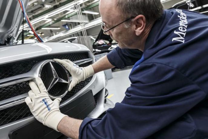 Daimler Mercedes-Benz | Daimler, lastnik Mercedes-Benza, bo zaposlenim v Nemčiji ob koncu leta izplačal tisoč evrov covidnega bonusa. | Foto Daimler