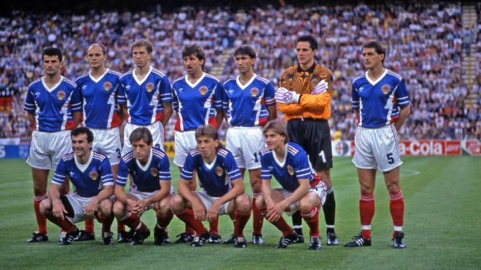 Jugoslavija je s Srečkom Katancem (tretji z leve v zgornji vrsti) odprla SP 1990 z visokim porazom proti ZRN (1:4). | Foto: Guliverimage/Vladimir Fedorenko