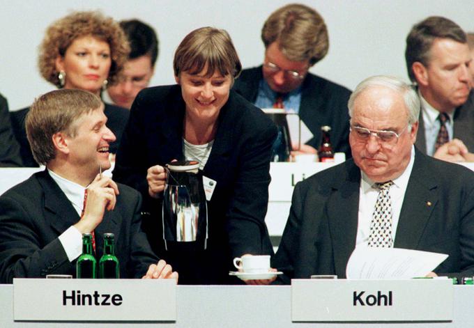 Politična kariera Merklove se je začela decembra 1989, ko se je pridružila novoustanovljeni vzhodnonemški stranki z imenom Demokratično prebujanje (DA). Ko je bila članica bolj kot ne levo usmerjene DA, je v začetku leta 1990 rekla, da noče imeti nič s CDU. A marca 1990 je DA na vzhodnonemških večstrankarskih volitvah popolnoma pogorela z manj kot odstotkom glasov. Avgusta 1990 se je tako DA združila s CDU. Kot kandidatka CDU je bila v že združeni Nemčiji na volitvah decembra 1990 izvoljena v bundestag. Kohl, ki jo je pokroviteljsko poimenoval "moja deklica", ji je leta 1991 v zvezni vladi zaupal ministrstvo za ženske in mladino. To delo je opravljala do leta 1994, ko je postala ministrica za okolje, ohranjanje narave in jedrsko varnost. Po volitvah leta 1998 se je CDU/CSU preselila v opozicijo. | Foto: Reuters