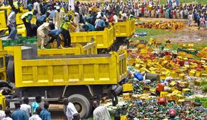 Nigerijska policija z bagrom uničila 240 tisoč steklenic piva