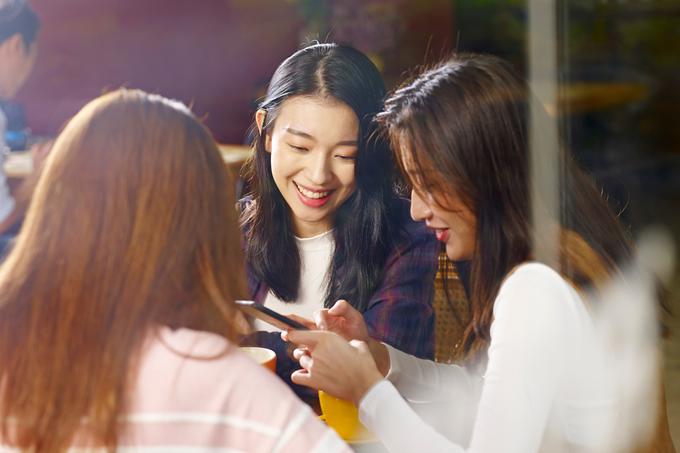 Trend dopisovanja z digitalnimi partnerji, ki temeljijo na umetni inteligenci, se je v zadnjem času razmahnil tudi na Kitajskem in naj bi bil še posebej izrazit pri številnih mladih dekletih, ki naj bi jim bila virtualna romantika bližje od resnične, je pred dnevi z opiranjem na kitajske vire poročal tehnološki portal Tech Xplore. | Foto: Shutterstock