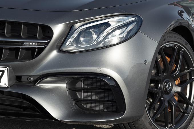 Mercedes-Benz stvari ne prepušča naključju. Nosilci zadnjega, elektronsko krmiljenega mehanskega diferenciala so v prid zmanjšanja vibracij in tresljajev povsem novi. | Foto: Mercedes-Benz