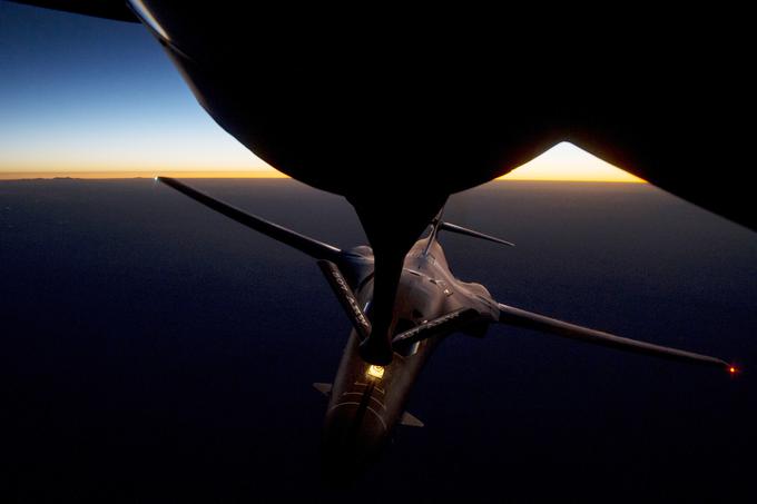 Izjemen posnetek nadzvočnega bombnika B-1B lancer, ki je na bojnem poletu proti ciljem IS v Siriji prišel po kerozin nekje v zračnem prostoru nad severnim Irakom. | Foto: Reuters