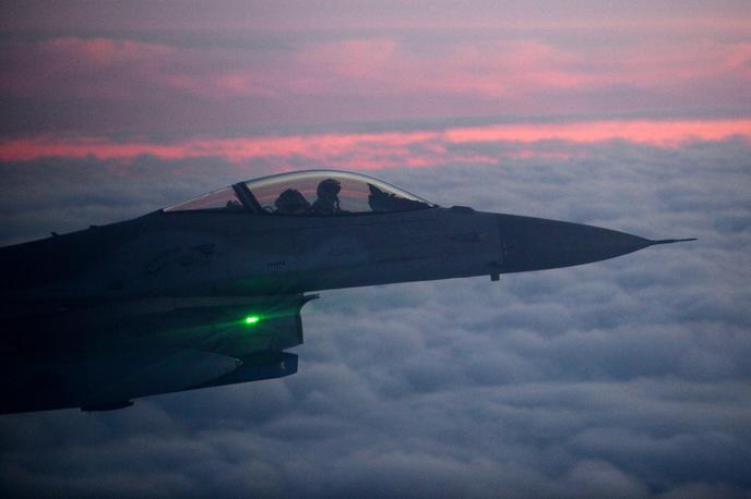 F-16 | Gre že za drugo strmoglavljenje ameriškega lovca med poletom nad Rumenim morjem v manj kot dveh mesecih.  | Foto Reuters