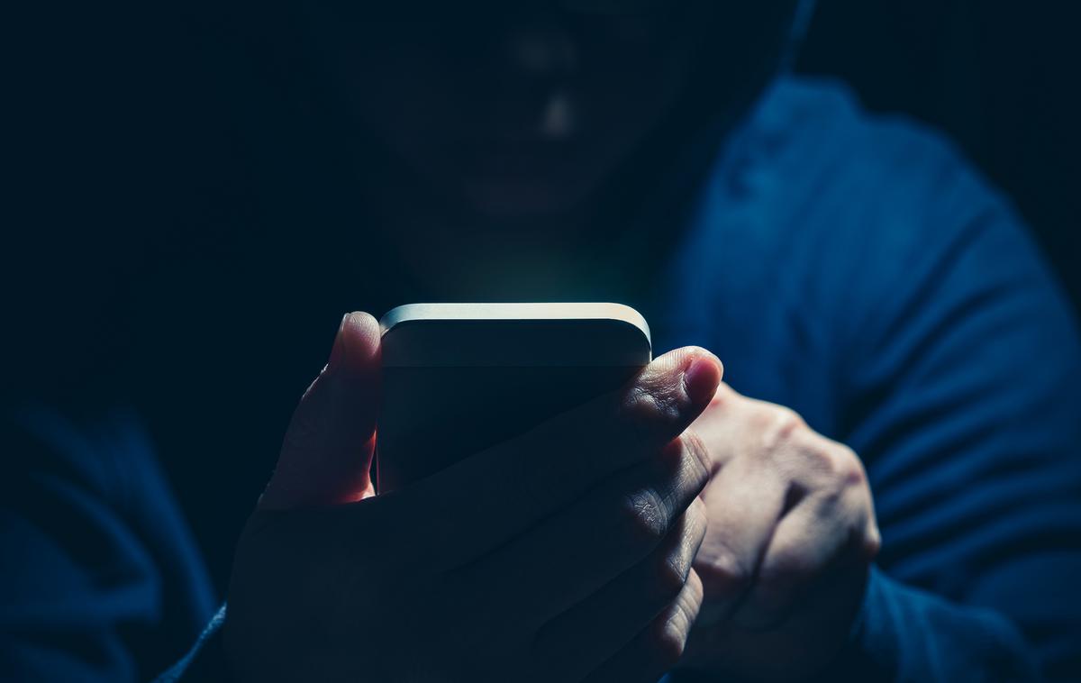 Heker, pametni telefon, varnost, virus | Vohunska koda je bila skrita v več aplikacijah, ki so bile leta 2018 javno dostopne v uradni Googlovi tržnici z aplikacijami. | Foto Thinkstock