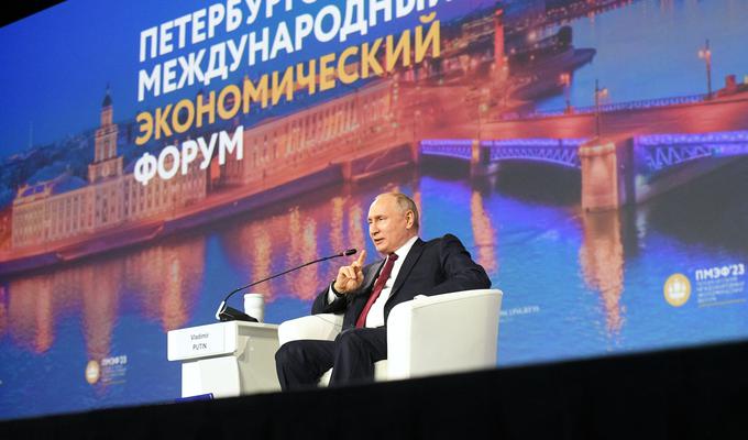 Ruski predsednik je v govoru na forumu pojasnil tudi primanjkljaj v zveznem proračunu.  | Foto: Reuters