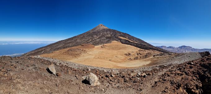 Panorama z roba kraterja Pico Viejo na najvišji vrh Španije – El Teide. | Foto: Matej Podgoršek