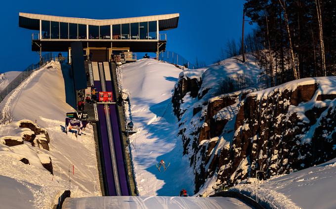 Vikersund je zajelo sneženje in veter, ki ne dopuščata varne izvedbe poletov. Se bo skakalk in organizatorjev vreme usmililo v soboto in nedeljo? | Foto: Sportida