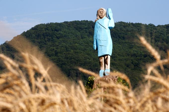 O tem, kako je na Rožnem pri Brestanici nastal lesen kip Melanie Trump, so posneli celo dokumentarni film. | Foto: Reuters